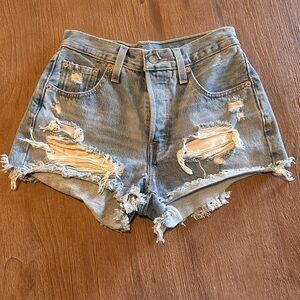 Levi’s 501 distressed short